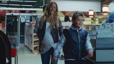 La actriz mostró la panza en el video musical. "Ups lo hicimos de nuevo", publicaron en redes.-