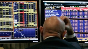 Se desploman los bonos y el riesgo país alcanzó valores máximos similares a septiembre de 2020