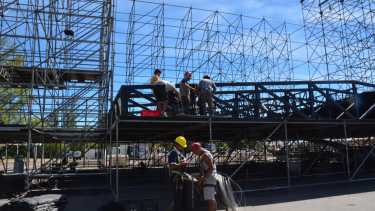 En la isla 132 ya se está montando el escenario mayor. Desde el municipio informaron que tiene tecnología de última generación. (FOTO: Yamil Regules)
