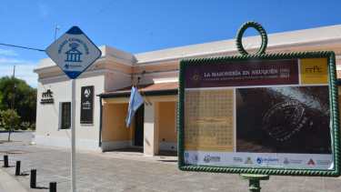Objetos con una parte de la historia social de la ciudad de Neuquén pueden apreciarse en las casas de la colonia ferroviaria que hoy es un museo. Foto: Yamil Regules