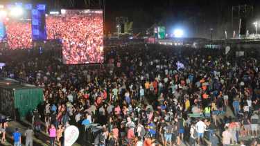 Una multitud disfrutó de la primera noche de la Fiesta de la Confluencia. (Foto: Yamil Regules)