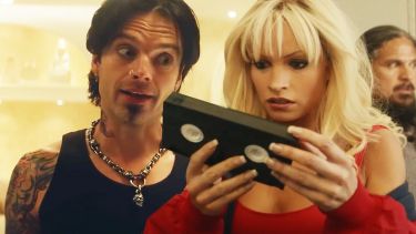  Lily James ("Las horas más oscuras") y Sebastian Stan (franquicia de Marvel) recrean el primer escándalo viral.