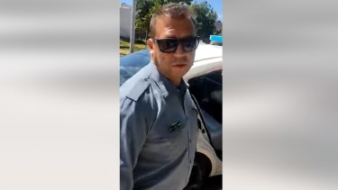 Uno de los policías que intervino en el operativo. (Captura de video) 