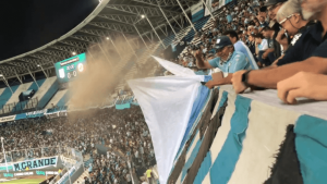 Insólito: tiraron cenizas de un muerto en pleno partido de Racing y cayó sobre otros hinchas