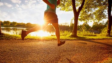 Mantenerse activo físicamente, con un período diario de actividad, es una de las principales formas de prevención.