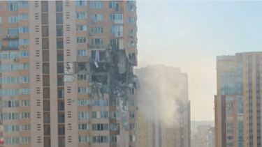 cCircularon hoy videos e imágenes de un gran edificio residencial de Kiev impactado por un misil ruso, que destruyó al menos cuatro pisos. Foto: Noticias Argentinas. 