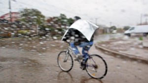 En Viedma sigue la alerta naranja por lluvia y viento para este martes: suspendieron la feria municipal