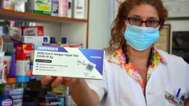 "Tenemos stock y los mecanismo ya están aceitados. Si llegara a haber un nuevo brote de Covid ya contamos con esta herramienta disponible", sostienen farmacéuticos. Foto: Marcelo Ochoa, agencia Viedma. 