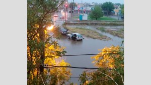Vecinos de un barrio de Neuquén piden que la municipalidad limpie un canal para no volver a inundarse