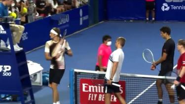 Zverev golpeó al juez principal con su raqueta luego de perder su partido de dobles.