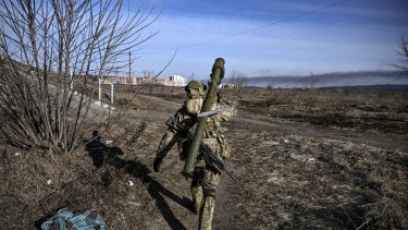 Un hombre de la fuerza ucraniana en la ciudad de Irpin, al norte del país. Foto AFP. 