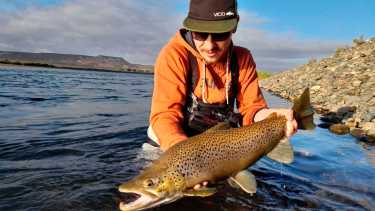 Jorge A. Campos y la trucha que pescó en el Limay Medio, el río que corre entre Neuquén y Río Negro al norte de la Patagonia: "Se me cayó la mosca y dije 'es la elegida'".