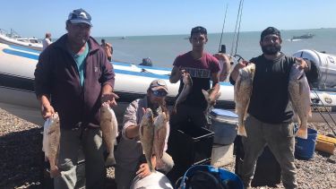 Bahía San Blas, en la provincia de Buenos Aires, despide su temporada pesquera con todo, tanto de costa, como embarcado. Fotos: Fernando Riera.