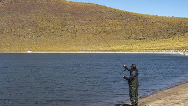 Un pescador prueba suerte en la laguna Huraco, en el norte neuquino.. Foto: Ricardo Kleine Samson