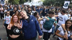 La Cámpora advirtió en la plaza: “El gobierno es con la gente adentro”