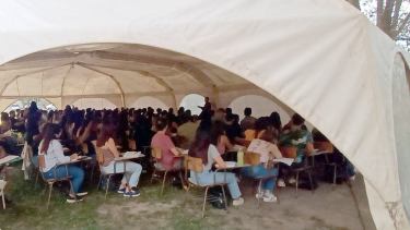 Inauguró la «globa», un aula gigante para cursar al aire libre en la Facultad de Roca
