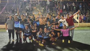 Academia Pillmatún y su festejo tras eliminar a Deportivo Roca en semifinales. Fotos: Andrés Maripe 