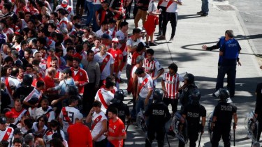 Un grupo de hinchas quiso meterse en la cancha sin entrada. (Foto: NA)