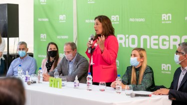 La gobernadora Carreras sumó a Banacloy a la mesa principal del acto del miércoles pasado en Roca, donde la intendenta Soria dio el primer discurso.  