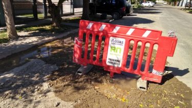 Los vecinos de calle Paraná conviven con charcos por las pérdidas