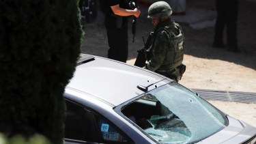 Uno de los autos baleados durante el ataque. 