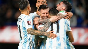 Messi festeja con sus compañeros de la selección ante Venezuela. (AP Foto/Natacha Pisarenko)