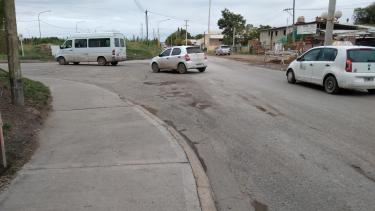 En la esquina de la avenida General Paz y la calle Castello, se instalará un semáforo. (Foto Pablo Accinelli)