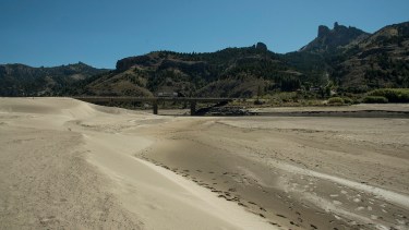 La confluencia del río Traful y Limay muestra un paisaje desolador, con escasa agua y demasiada arena. Foto: Marcelo Martinez