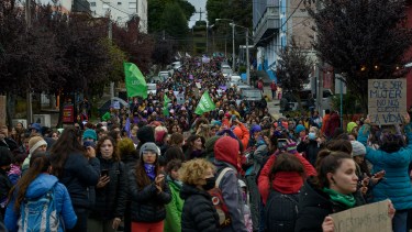 Miles de mujeres salieron a las calles de Bariloche a exigir el cumplimiento de sus derechos el año pasado. Foto: archivo