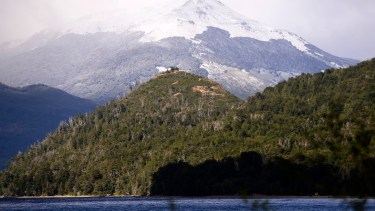 La nieve en las cumbres que rodean a Bariloche sorprendió este miércoles, a pocos días del inicio del otoño. Foto: Chino Leiva