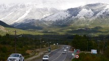 Imagen de Nevó en barrios altos de Bariloche y se cubrió de blanco el cerro Catedral