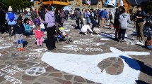 Imagen de Día de la Memoria: Con pañuelos recién pintados, Bariloche revivió el reclamo de justicia