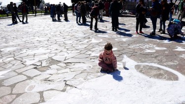 Por la mañana los organismos de derechos humanos y militantes repintaron pañuelos. A la tarde se realizó la marcha multitudinaria en Bariloche. Foto: Chino Leiva