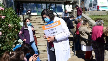 Trabajadores del hospital Ramón Carrillo volvieron al paro en rechazo del 24% de aumento ofrecido por el gobierno. Foto: Chino Leiva