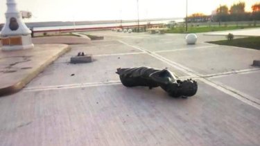 Vandalizaron una escultura de CFK en Río Gallegos. 