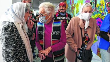 Las neuquinas Lolín e Inés junto a Noemí Labrune, en la inauguración del mural del artista César Vallejos en la UNC. (FOTO: Matías Subat)

