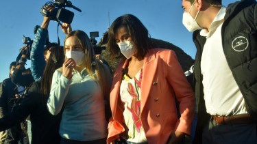 El gobierno chileno dijo que no hubo personas heridas ni daño a los vehículos de la comitiva oficial. Foto: gentileza CNN Chile 
