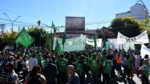 Imagen de Después de las marchas de este miércoles, los estatales de Río Negro van mañana a los puentes