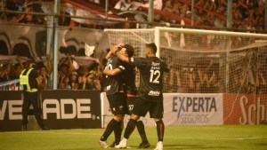 Colón sufrió pero pasó de ronda en la Copa Argentina con goles de Ábila y Pierotti