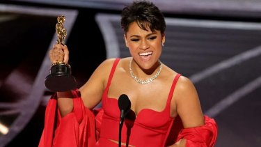 Ariana Debose fue la primera en recibir el premio de La Academia. 