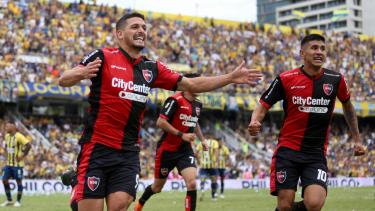 García y Castro festejan el gol de Newell's de cara a la gente de Central. Momento soñado en el clásico rosarino para los leprosos. 