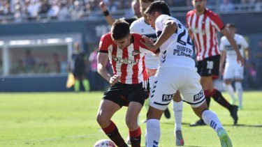 Gimnasia le empató el clásico a Estudiantes sobre la hora tras un grave error de Andújar