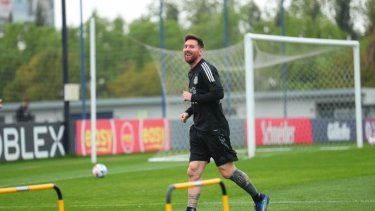 De vuelta en casa. Messi regresa después de estar ausente en la última doble fecha. (@Argentina)