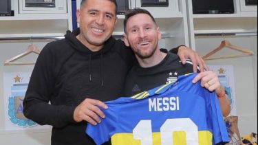 Riquelme y el presente para Messi luego del partido de la selección de anoche. Foto: prensa Boca Juniors