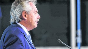 Alberto Fernández intenta evitar fugas y más fisuras ante el aumento de la presión social