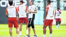 Imagen de Tres selecciones luchan por llegar al repechaje del Mundial de Qatar: partidos, hora y tevé