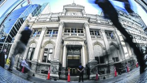 Flexibilizan el cepo para la compra de dólares en el mercado financiero