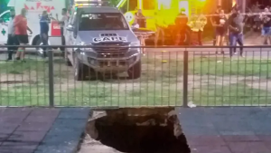 Se hundió el piso de una plaza en La Rioja: dos mujeres y un bebé cayeron en un pozo