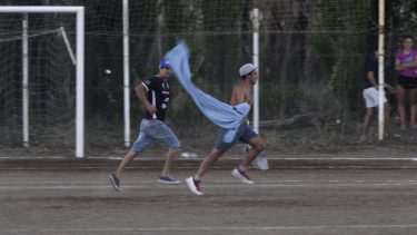 Dos hinchas de Cipo se robaron una bandera de Pillmatún. (Foto: Oscar Livera)