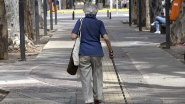 Jubilados y pensionados que cobren dos haberes mínimos percibirán sus sueldos la semana que viene. Foto: Matías Subat.-
